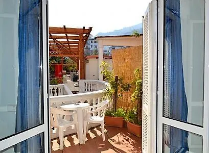 Sleeps 3 Air Con Apartment *